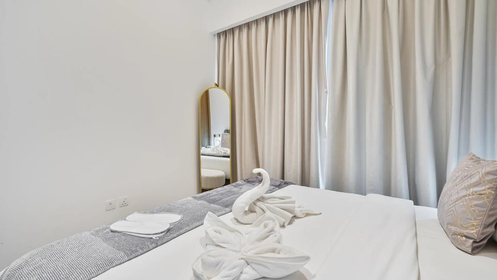 Heaven Crest Vacation Homes - One Bedroom City View Balcony In Azizi Riviera Dubai United Arab Emirates